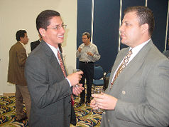 Robín Castro y Fernando Rodriguez comparten opiniones durante la asamblea.